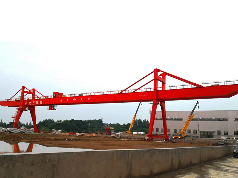 總長(zhǎng)100m超長(zhǎng)跨度雙主梁門式起重機(jī)